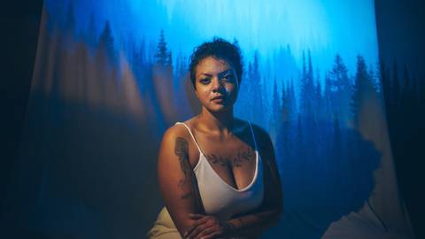 ensaio-fotografia-feminino-estudio-luzes-artístico-cinemático-cinema-cantora-musica-noir'