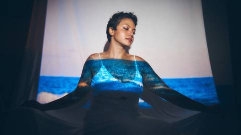 ensaio-fotografia-feminino-estudio-luzes-artístico-cinemático-cinema-cantora-musica-noir'