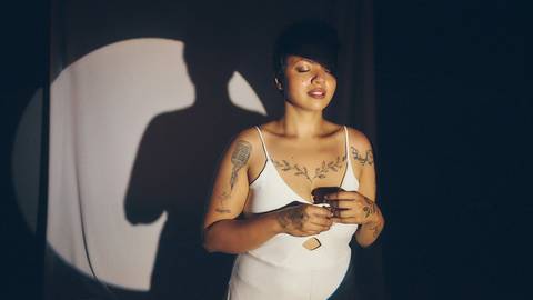 ensaio-fotografia-feminino-estudio-luzes-artístico-cinemático-cinema-cantora-musica-noir'