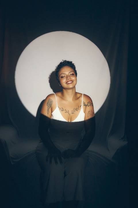 ensaio-fotografia-feminino-estudio-luzes-artístico-cinemático-cinema-cantora-musica-noir'