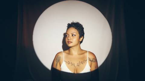 ensaio-fotografia-feminino-estudio-luzes-artístico-cinemático-cinema-cantora-musica-noir'