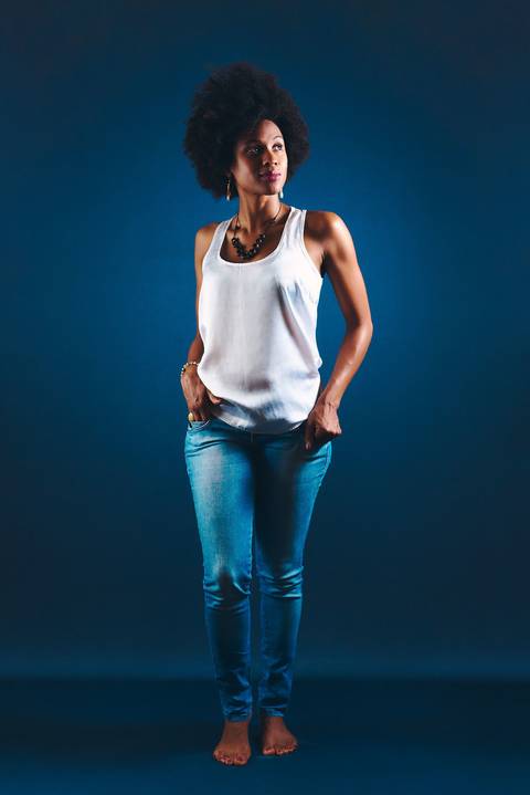 ensaio-fotografia-feminino-estudio-luzes-artístico-mulher-preta-black-power-fashion-moda-conceito'