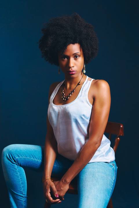 ensaio-fotografia-feminino-estudio-luzes-artístico-mulher-preta-black-power-fashion-moda-conceito'