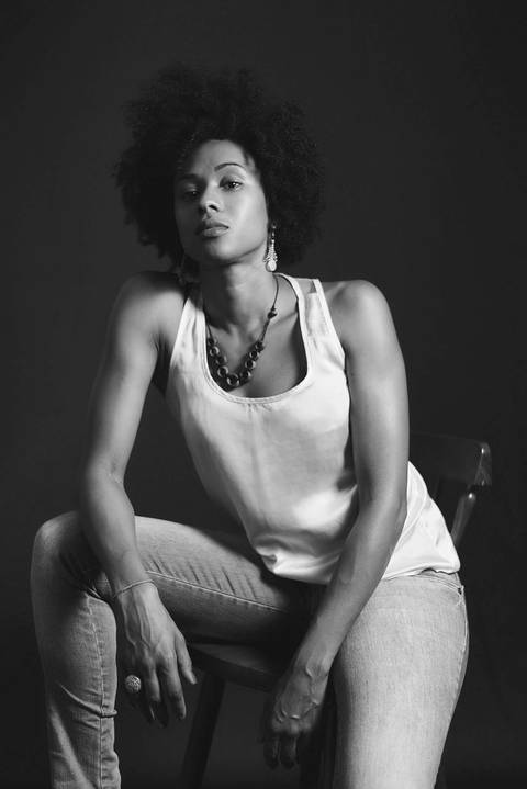 ensaio-fotografia-feminino-estudio-luzes-artístico-mulher-preta-black-power-fashion-moda-conceito'