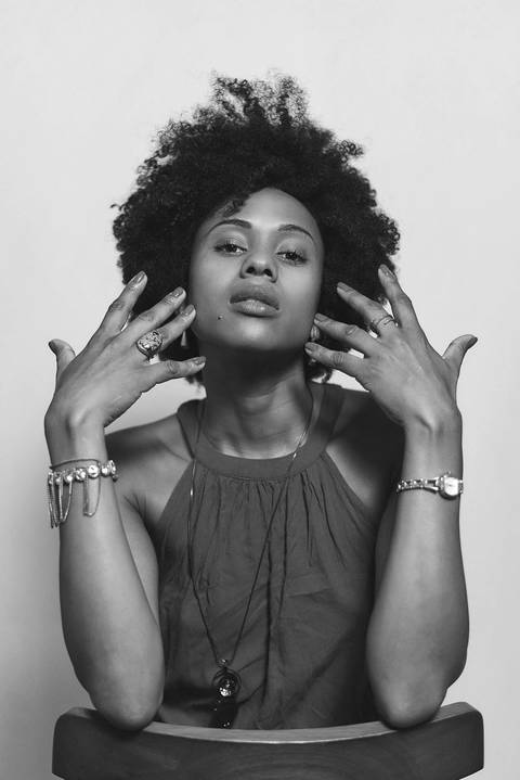 ensaio-fotografia-feminino-estudio-luzes-artístico-mulher-preta-black-power-fashion-moda-conceito'
