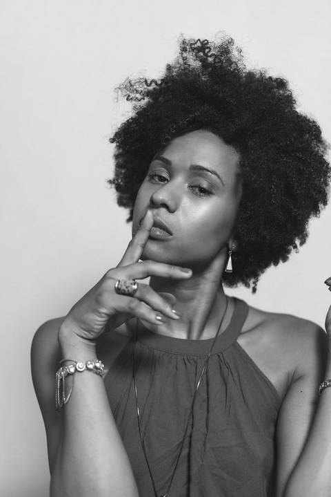 ensaio-fotografia-feminino-estudio-luzes-artístico-mulher-preta-black-power-fashion-moda-conceito'