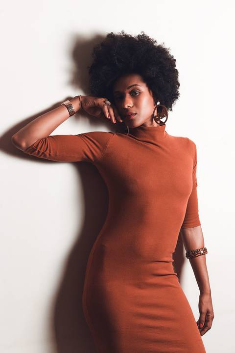 ensaio-fotografia-feminino-estudio-luzes-artístico-mulher-preta-black-power-fashion-moda-conceito'