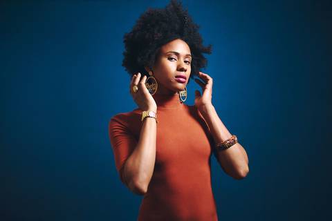 ensaio-fotografia-feminino-estudio-luzes-artístico-mulher-preta-black-power-fashion-moda-conceito'
