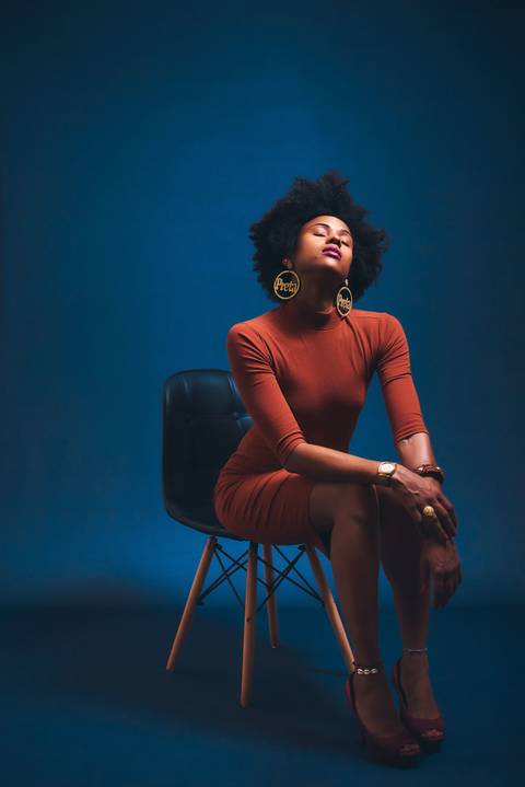 ensaio-fotografia-feminino-estudio-luzes-artístico-mulher-preta-black-power-fashion-moda-conceito'