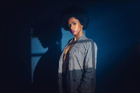 ensaio-fotografia-feminino-estudio-luzes-artístico-mulher-preta-black-power-fashion-moda-conceito'