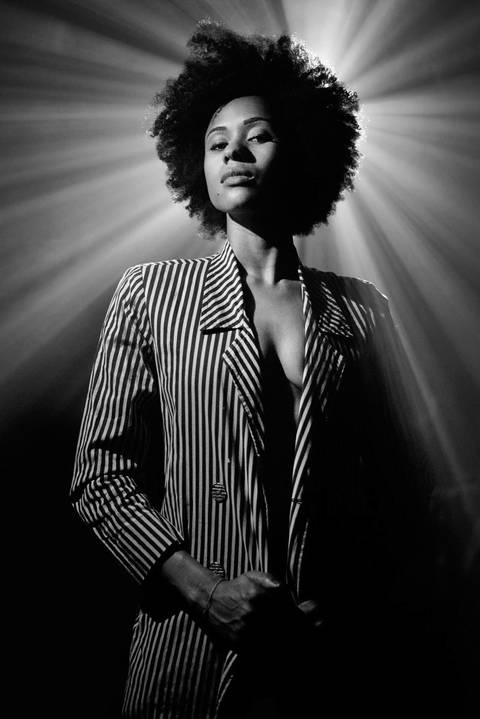 ensaio-fotografia-feminino-estudio-luzes-artístico-mulher-preta-black-power-fashion-moda-conceito'