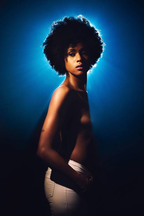 ensaio-fotografia-feminino-estudio-luzes-artístico-mulher-preta-black-power-fashion-moda-conceito'