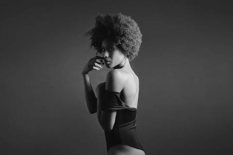 ensaio-fotografia-feminino-estudio-luzes-artístico-mulher-preta-black-power-fashion-moda-conceito'