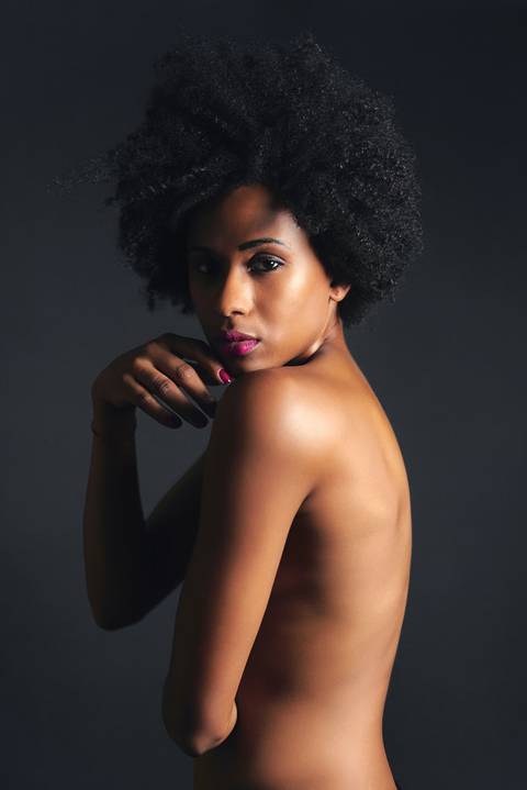 ensaio-fotografia-feminino-estudio-luzes-artístico-mulher-preta-black-power-fashion-moda-conceito'