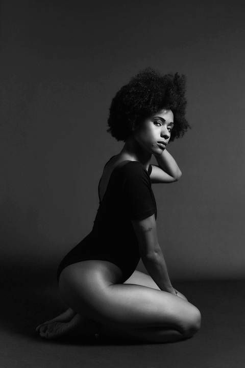 ensaio-fotografia-feminino-estudio-luzes-artístico-mulher-preta-black-power-fashion-moda-conceito'