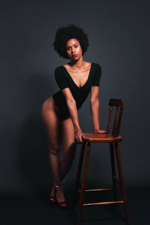 ensaio-fotografia-feminino-estudio-luzes-artístico-mulher-preta-black-power-fashion-moda-conceito'