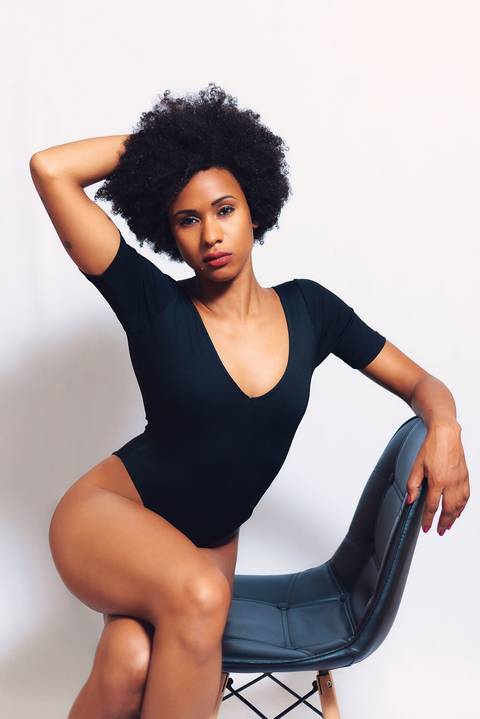 ensaio-fotografia-feminino-estudio-luzes-artístico-mulher-preta-black-power-fashion-moda-conceito'