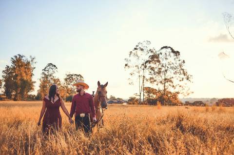 ensaio-prewedding-pre-wedding-casal-casamento-natureza-com cavalo-fogueira-noturno-cinematografico-cinema-romantico-romance-urbano'