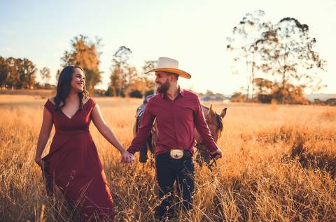 ensaio-prewedding-pre-wedding-casal-casamento-natureza-com cavalo-fogueira-noturno-cinematografico-cinema-romantico-romance-urbano'