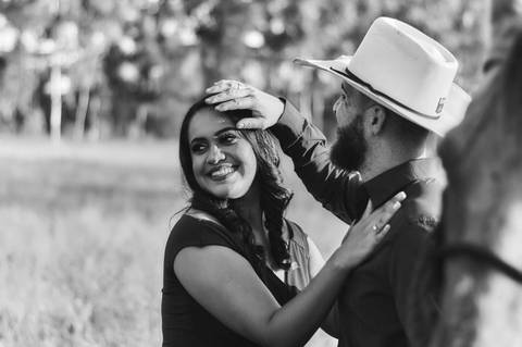 ensaio-prewedding-pre-wedding-casal-casamento-natureza-com cavalo-fogueira-noturno-cinematografico-cinema-romantico-romance-urbano'
