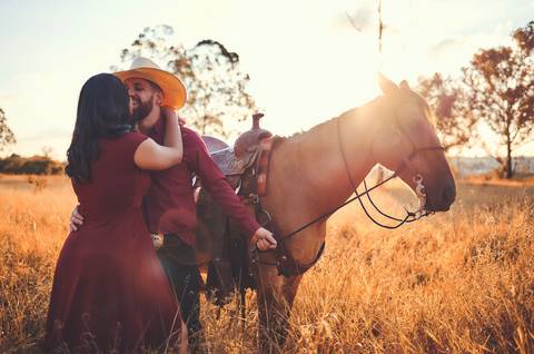 ensaio-prewedding-pre-wedding-casal-casamento-natureza-com cavalo-fogueira-noturno-cinematografico-cinema-romantico-romance-urbano'