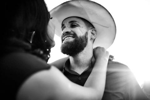 ensaio-prewedding-pre-wedding-casal-casamento-natureza-com cavalo-fogueira-noturno-cinematografico-cinema-romantico-romance-urbano'