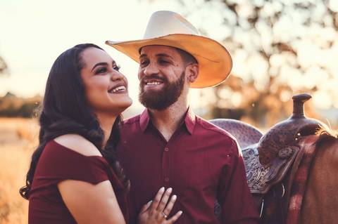 ensaio-prewedding-pre-wedding-casal-casamento-natureza-com cavalo-fogueira-noturno-cinematografico-cinema-romantico-romance-urbano'