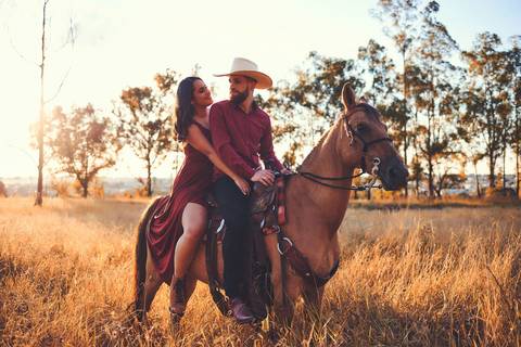 ensaio-prewedding-pre-wedding-casal-casamento-natureza-com cavalo-fogueira-noturno-cinematografico-cinema-romantico-romance-urbano'