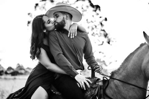 ensaio-prewedding-pre-wedding-casal-casamento-natureza-com cavalo-fogueira-noturno-cinematografico-cinema-romantico-romance-urbano'