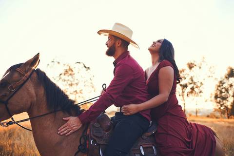ensaio-prewedding-pre-wedding-casal-casamento-natureza-com cavalo-fogueira-noturno-cinematografico-cinema-romantico-romance-urbano'