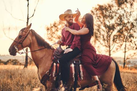 ensaio-prewedding-pre-wedding-casal-casamento-natureza-com cavalo-fogueira-noturno-cinematografico-cinema-romantico-romance-urbano'