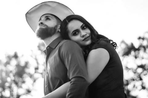 ensaio-prewedding-pre-wedding-casal-casamento-natureza-com cavalo-fogueira-noturno-cinematografico-cinema-romantico-romance-urbano'