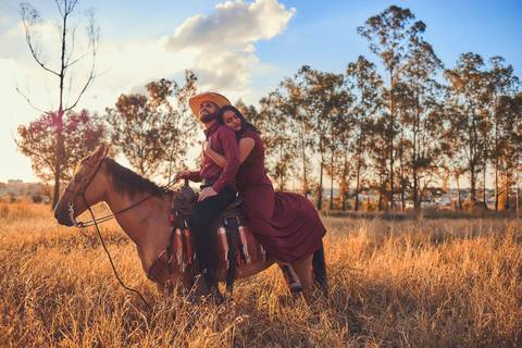 ensaio-prewedding-pre-wedding-casal-casamento-natureza-com cavalo-fogueira-noturno-cinematografico-cinema-romantico-romance-urbano'