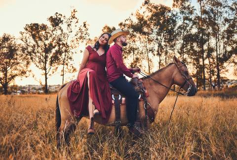 ensaio-prewedding-pre-wedding-casal-casamento-natureza-com cavalo-fogueira-noturno-cinematografico-cinema-romantico-romance-urbano'