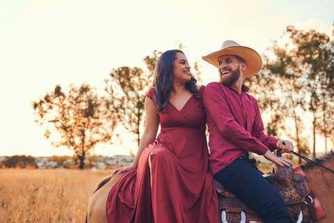 ensaio-prewedding-pre-wedding-casal-casamento-natureza-com cavalo-fogueira-noturno-cinematografico-cinema-romantico-romance-urbano'