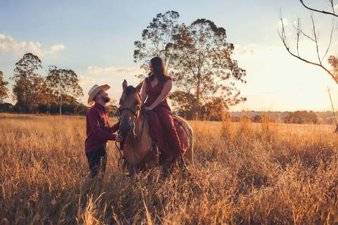 ensaio-prewedding-pre-wedding-casal-casamento-natureza-com cavalo-fogueira-noturno-cinematografico-cinema-romantico-romance-urbano'