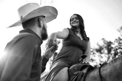 ensaio-prewedding-pre-wedding-casal-casamento-natureza-com cavalo-fogueira-noturno-cinematografico-cinema-romantico-romance-urbano'