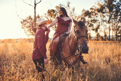 ensaio-prewedding-pre-wedding-casal-casamento-natureza-com cavalo-fogueira-noturno-cinematografico-cinema-romantico-romance-urbano'