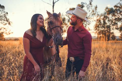 ensaio-prewedding-pre-wedding-casal-casamento-natureza-com cavalo-fogueira-noturno-cinematografico-cinema-romantico-romance-urbano'