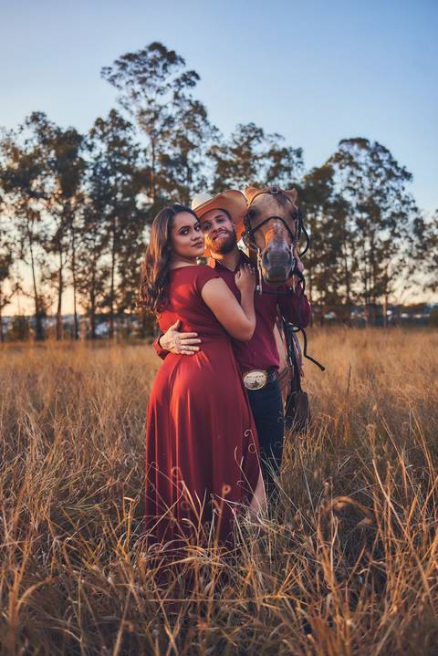ensaio-prewedding-pre-wedding-casal-casamento-natureza-com cavalo-fogueira-noturno-cinematografico-cinema-romantico-romance-urbano'