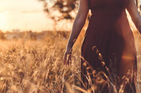 ensaio-prewedding-pre-wedding-casal-casamento-natureza-com cavalo-fogueira-noturno-cinematografico-cinema-romantico-romance-urbano'