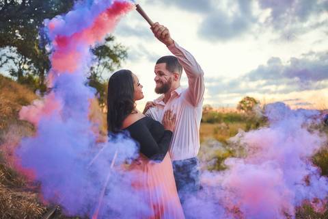 ensaio-prewedding-pre-wedding-casal-casamento-natureza-com cavalo-fogueira-noturno-cinematografico-cinema-romantico-romance-urbano'