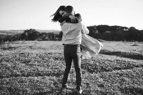ensaio-prewedding-pre-wedding-casal-casamento-natureza-com cavalo-fogueira-noturno-cinematografico-cinema-romantico-romance-urbano'