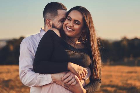 ensaio-prewedding-pre-wedding-casal-casamento-natureza-com cavalo-fogueira-noturno-cinematografico-cinema-romantico-romance-urbano'