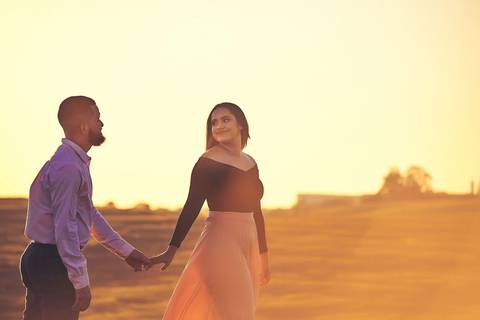 ensaio-prewedding-pre-wedding-casal-casamento-natureza-com cavalo-fogueira-noturno-cinematografico-cinema-romantico-romance-urbano'
