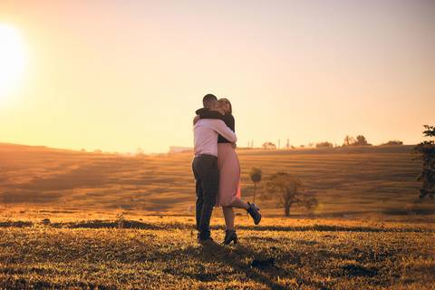 ensaio-prewedding-pre-wedding-casal-casamento-natureza-com cavalo-fogueira-noturno-cinematografico-cinema-romantico-romance-urbano'