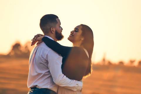 ensaio-prewedding-pre-wedding-casal-casamento-natureza-com cavalo-fogueira-noturno-cinematografico-cinema-romantico-romance-urbano'