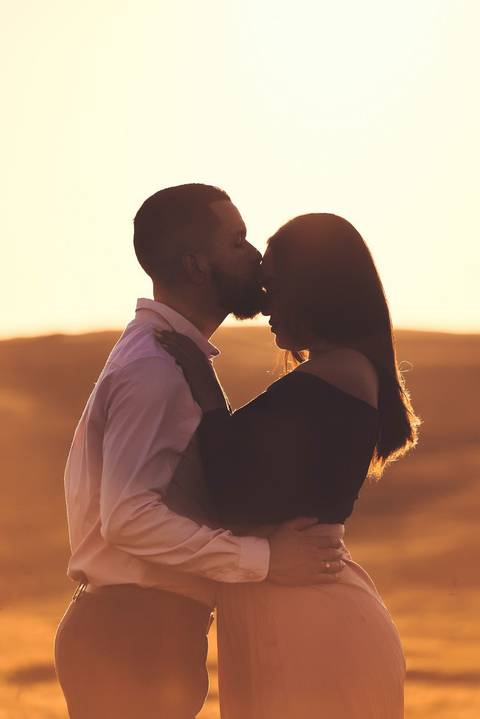 ensaio-prewedding-pre-wedding-casal-casamento-natureza-com cavalo-fogueira-noturno-cinematografico-cinema-romantico-romance-urbano'
