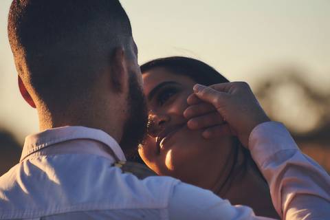 ensaio-prewedding-pre-wedding-casal-casamento-natureza-com cavalo-fogueira-noturno-cinematografico-cinema-romantico-romance-urbano'