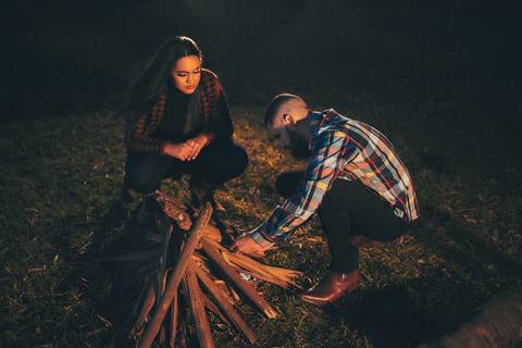 ensaio-prewedding-pre-wedding-casal-casamento-natureza-com cavalo-fogueira-noturno-cinematografico-cinema-romantico-romance-urbano'